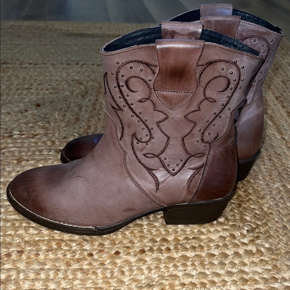Sterling River Mauve/Brown Western Studded Leather Ankle Boots. Size 9. - Picture 4 of 7